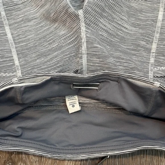 Lululemon Shorts - Size 4 - Picture 2 of 12